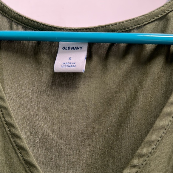 OldNavy NWT Small green v neck curved hem - Picture 2 of 5